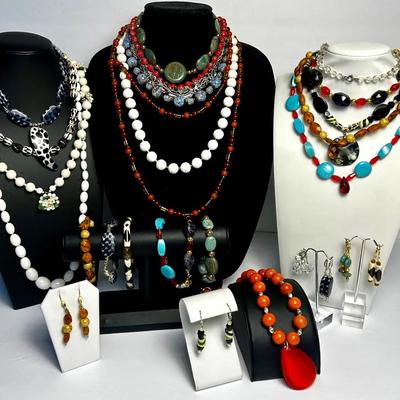 Costume Beaded Jewelry - Necklaces, Earrings & Bracelets