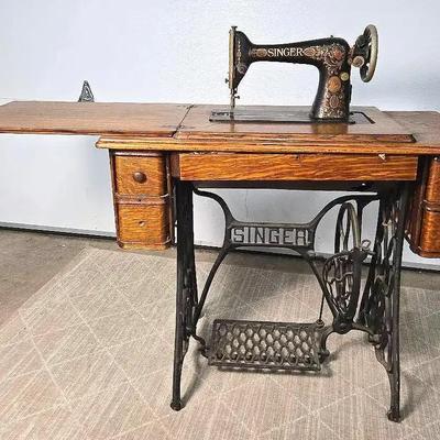 Antique Singer Sewing Machine In Oak & Cast Iron Treadle Table