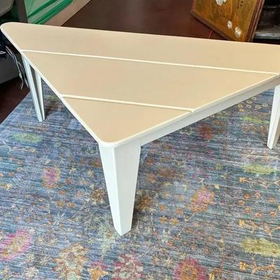 Safavieh valencia 5x8 rug and white corner table