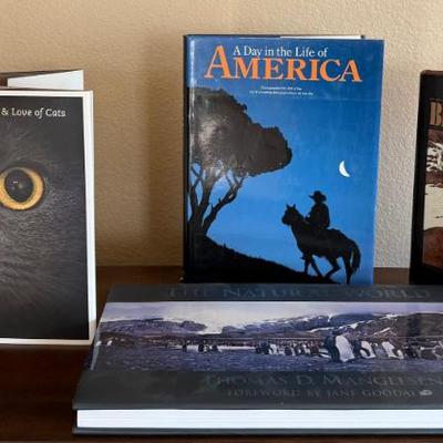 (4) Coffee Table Books - Bev Doolittle The Natural World, The Life And Love Of Cats, And More
(4) Coffee Table Books - Bev Doolittle The...