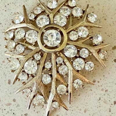 Lovely Vintage Lisner Gold Tone & Rhinestone Pin