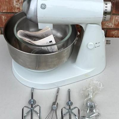 GE 10 Speed Electric Mixer With 2 Bowls And Attachments
