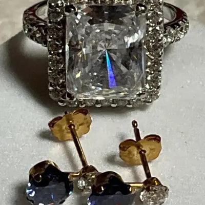 Solitair ring complementing earrings