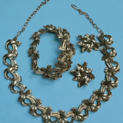 Choker necklace bracelet set in silvertone