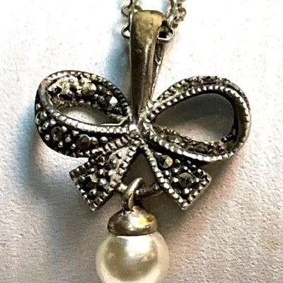 Sterling bow pearl pendant necklace