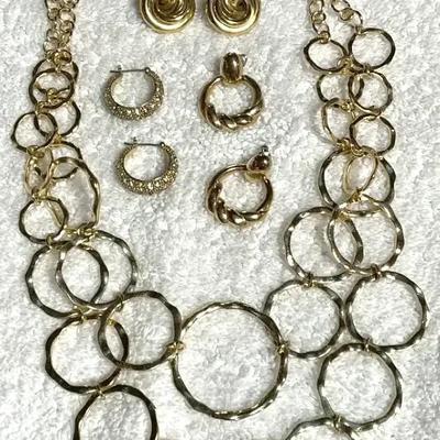 Link circles gold tone necklace