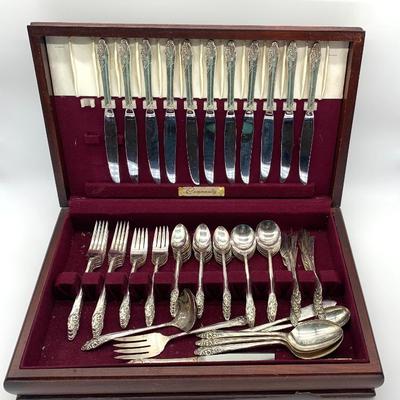 Sale Photo Thumbnail #128: Silver-plate flat wear set