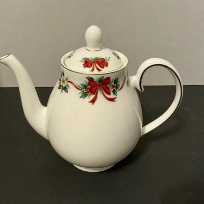 Holiday Garland Tea Pot With Cover