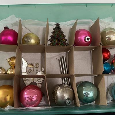 BM768 Vintage Christmas Ornaments & Storage Box