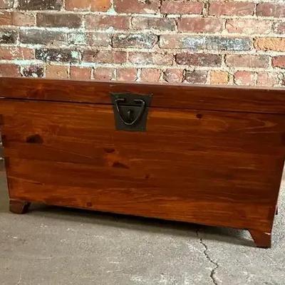 Contemporary Pine Blanket Trunk
