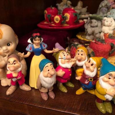 Sale Photo Thumbnail #102: Snow White and the Seven Dwarfs Figurines 