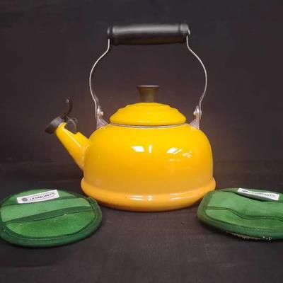 Le Creuset Classic Whistling Kettle In Nectar 