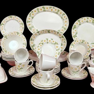 Metlox Poppytrail “Daisy” Embossed Dinnerware – Service for 6 w/ Serving Pieces
