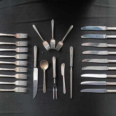 39-pc Set Oneida Heirloom “Damask Rose” Silverplate Flatware