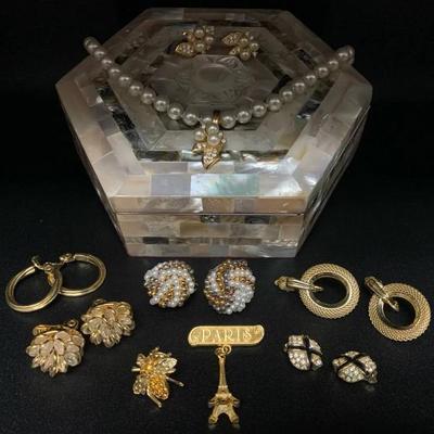 Ct676r shell jewelry box with treasures