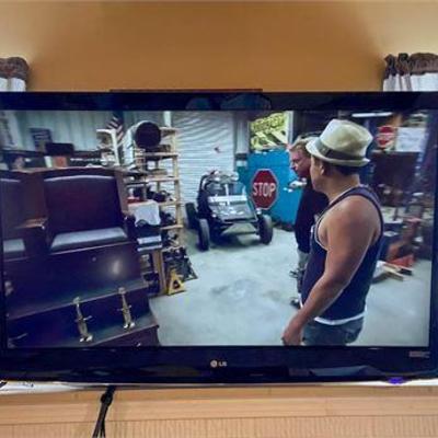 LG 47" TV W/Wall Mount