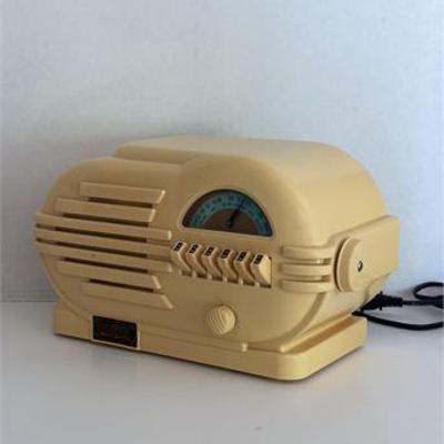 Crosley Collector's Edition CR-3 Bakelite Radio.jpg