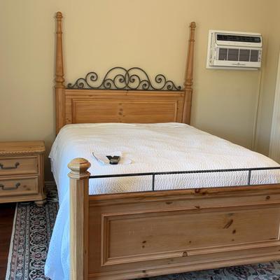 King Koil Mattress Co. Adjustable Queen Bed With Pulaski Head/Footboard And Nightstand
