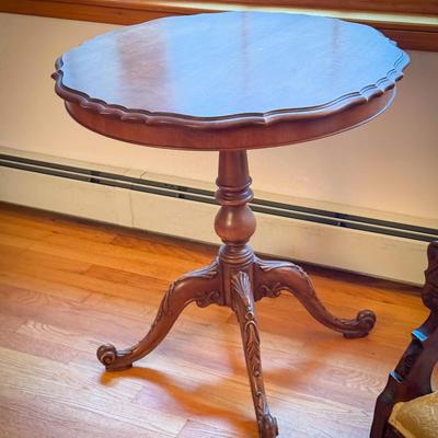 Antique Mahogany Pedestal Table – Scalloped Edge Top – Carved Tripod Base