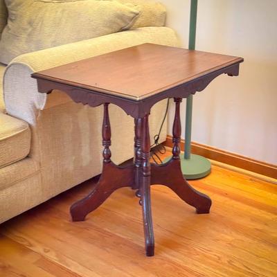 Antique Victorian-Style Parlor Table – Turned Pedestal Base – 29"