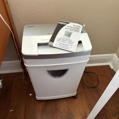 Staples paper shredder