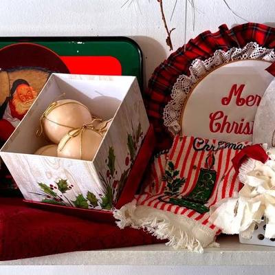 Cozy Christmas Charm Décor Set