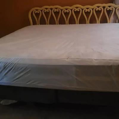 Elegant Vintage King Size Bed with Headboard, Frame, Box Springs & Mattress