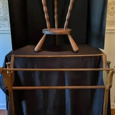 Wooden 3-Leg Side Table with Twisted Supports and Detailed Quilt Stand