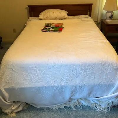 Full Size Bed with Wooden Headboard, Footboard, and Linens
