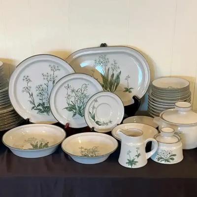 Noritake “Mountain Flowers” Stoneware Dinner Set