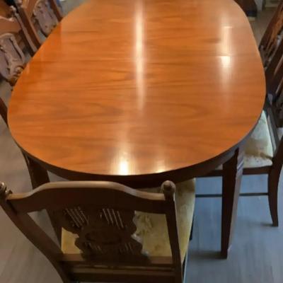 Broyhill Conover Dining Table with Leaf – Seats Six