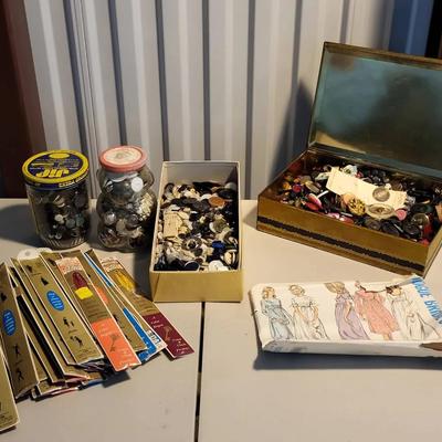 Vintage Sewing Patterns & Buttons (1115)