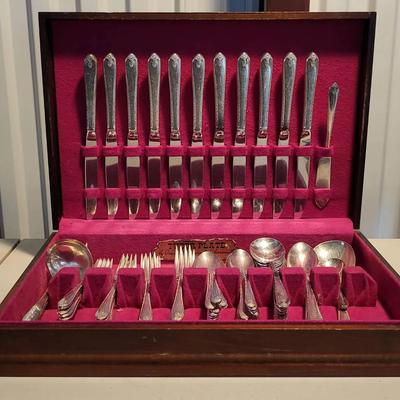 Wm. Rogers & Son “Exquisite” Silverplate Flatware Set (1115)