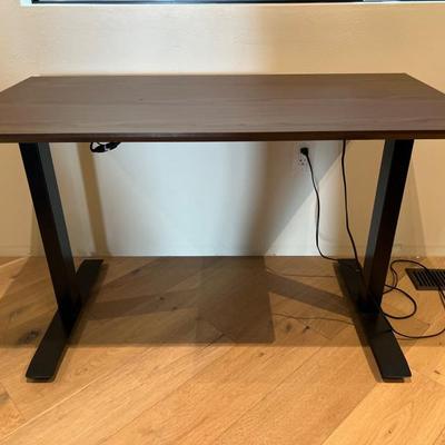 Seville Classics Air Lift Desk – Adjustable Height, 28-40 inches