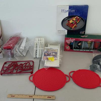 Misc Kitchen Lot - Waveware Microwave Plate, V-Blade Mandolin, Gravy Strainer
