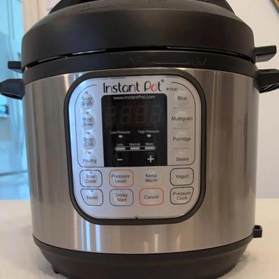 Instant Pot With Accessories 