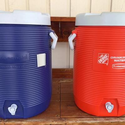 2 RUBBERMAID Drinking coolers 