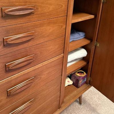 Sale Photo Thumbnail #4: Mid Century Modern (MCM) Dresser 