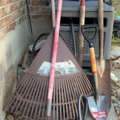 Garden hose w/ Plastic storage bin & tools large metal leaf rake, Shovels & More 