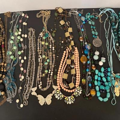 Lot Of 22 Pieces Of Jewelry Necklaces