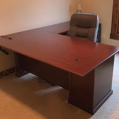 L-Shaped Office Desk & Chair