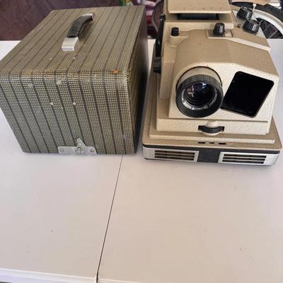 Vintage Revere Automatic De Luxe Slide Projector w/ Case 