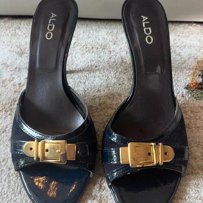 Aldo Navy Blue Patent Mule Sandals with Gold Buckle Accents – Size Approx. Women’s 10)