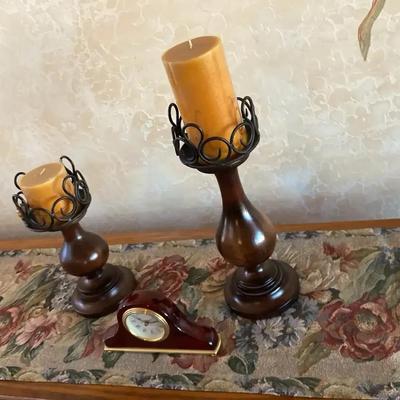 Linden Quartz Clock With Two Dark Wooden Candle Holders With Candles