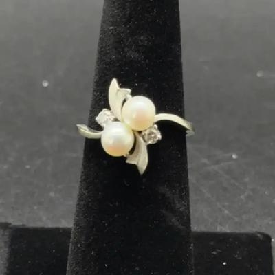Women’s White Gold Pearl And Diamond Ring 