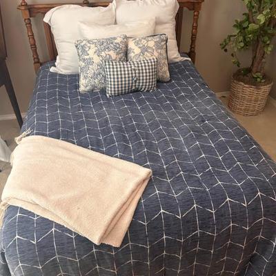 Sale Photo Thumbnail #112: Queen bed