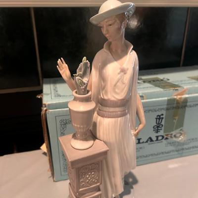 Sale Photo Thumbnail #2: Lladro "Lady Grand Casino" #5175