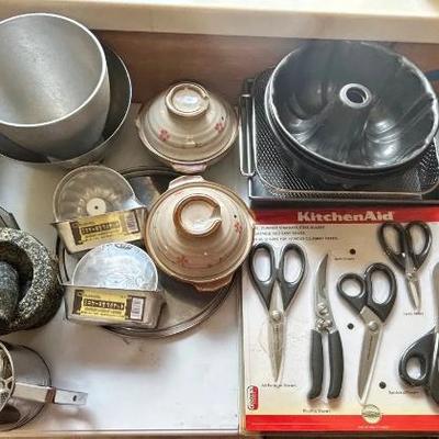 EAT112 - Lot of Useful Baking And Cooking Items