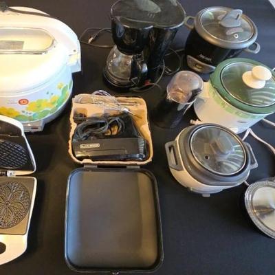 EAT057 - Assorted Kitchen Appliances Zojirushi Rice Cooker & More