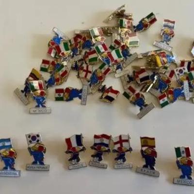 EAT230 - Multi lot of 1982 FIFA World cup Naranjito Pins 